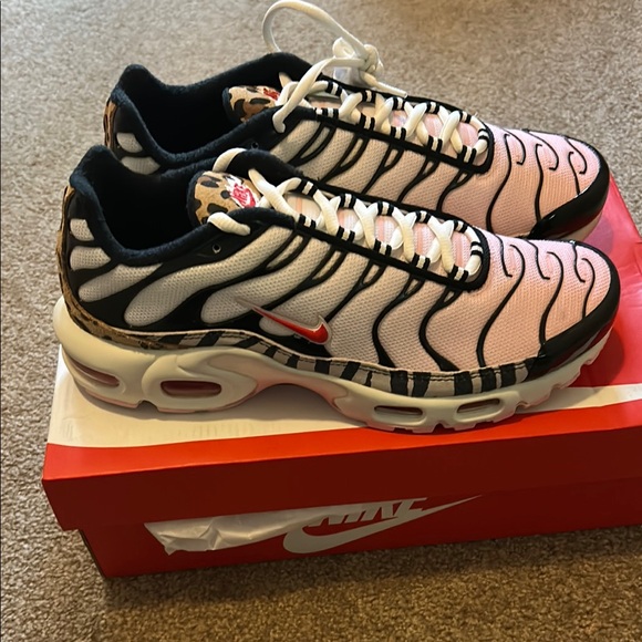 NIB RARE Nike Air Max Plus Sneakers White and Black with Leopard size 9.5 - Picture 2 of 9